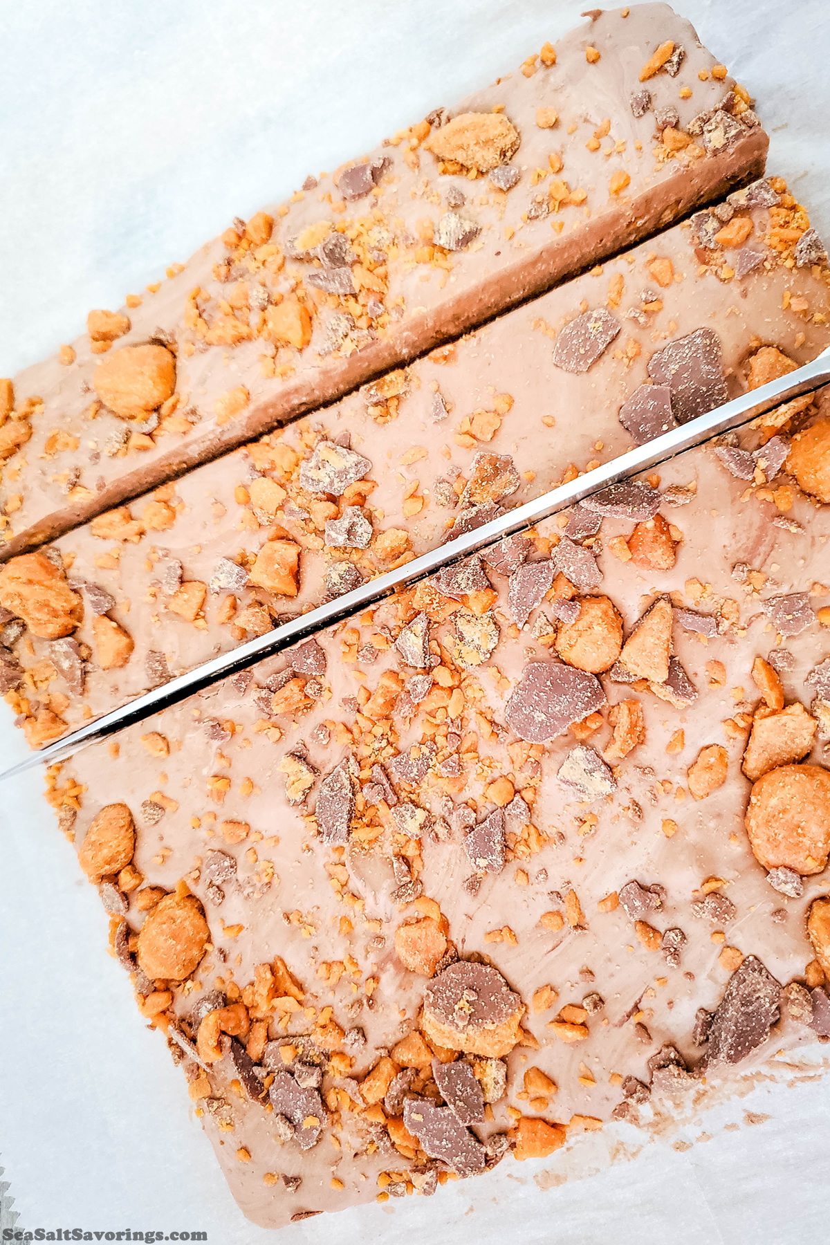 slicing fudge bar squares