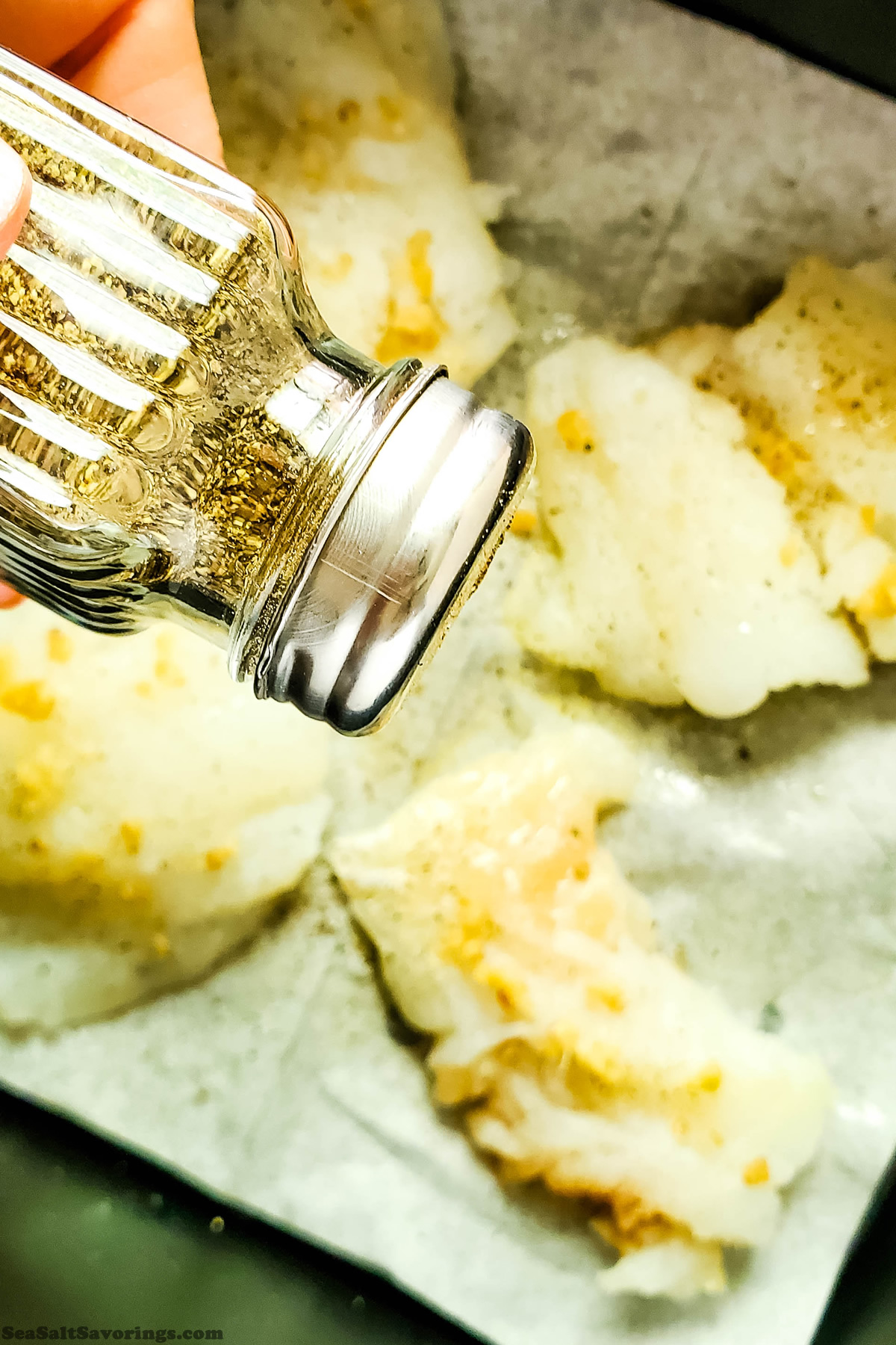 seasoning cod in a air fryer baskey